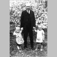 094-0167 Grossvater Kurt Broscheit mit seinen Enkeln Horst-Otto und Martin.jpg